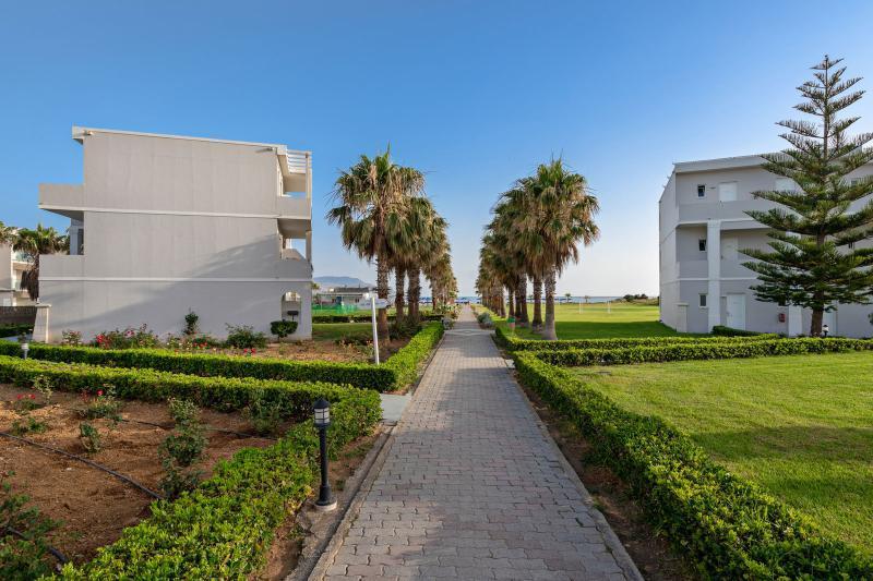 Delfina Tropic Beach Paralia Kourna Exterior photo